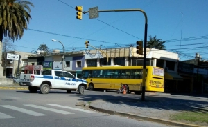 Chocaron una moto y un colectivo