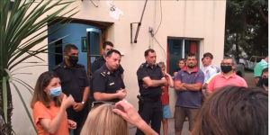 Vecinos de Jáuregui reclamaron por seguridad frente a la Comisaría