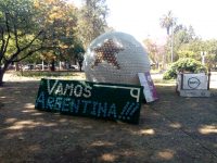 Intercambio de figuritas y banderazo en la Plaza Colón