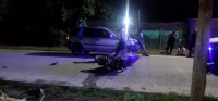 Rodríguez: fuerte choque de dos motociclistas contra una camioneta