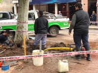 LUJÁN: ARREGLO DE CAÑO DE AGUA EN LA PLAZA COLÓN