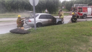 SE INCENDIA UN AUTO EN LA ROTONDA ANA DE MATOS