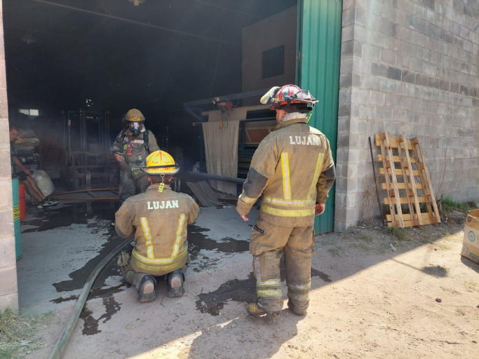Se prendió fuego un galpón en el barrio Santa Elena