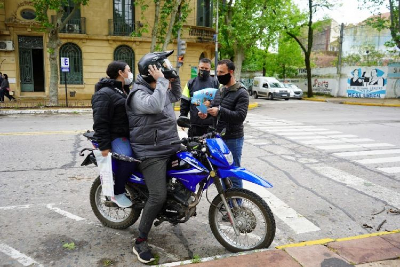 Campaña de concientización vial sobre el uso del casco en comercios de la ciudad