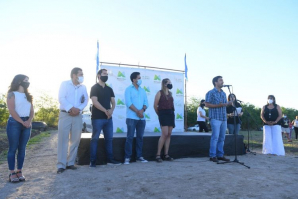 Ustarroz y la ministra de gobierno Teresa García entregaron 18 lotes a familias mercedinas