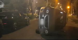 Susto en la Av Beschtedt: volcó un auto