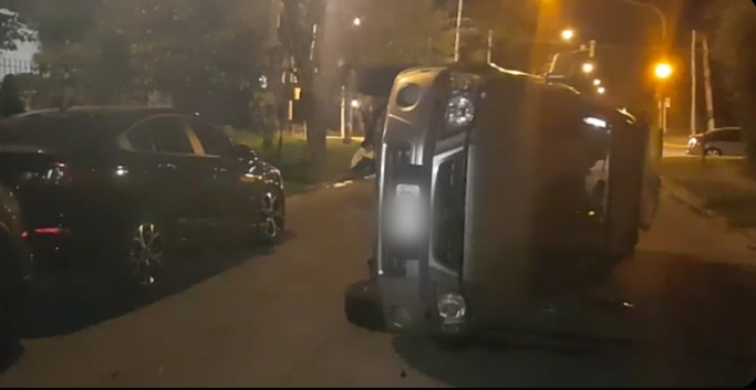 Susto en la Av Beschtedt: volcó un auto